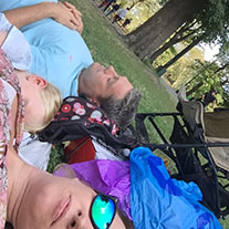 met peuter slapen in het park