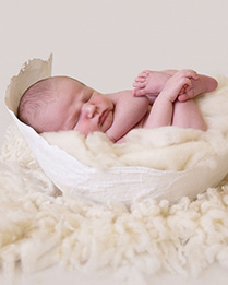 baby in gipsbuik geboortefotografie