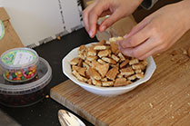 Breek de koekjes in kleine stukjes