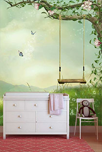 commode met mooi behang aan de muur