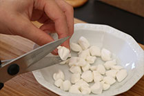 Knip de marshmallows in stukken