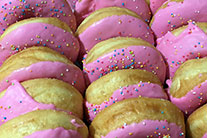 beschuit met muisjes donuts soesjes cupcakes met glazuur