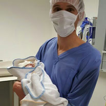 papa trots met pasgeboren baby