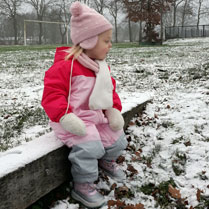 peuter in de sneeuw