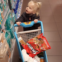 peuter in de supermarkt