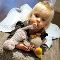 peuter met knuffels