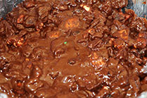Roer koekstukjes door chocolademengsel