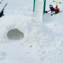 sneeuw spelen in de tuin