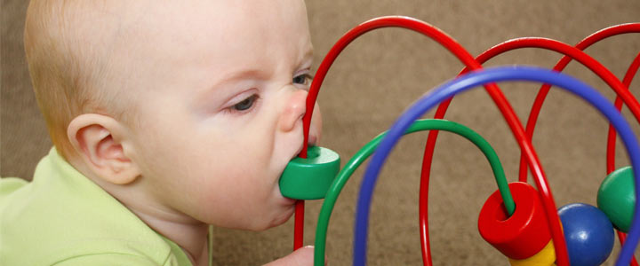 Alles in de mond van baby Alles in de mond van baby