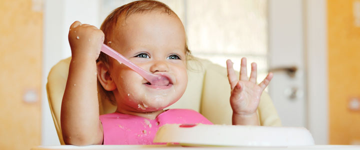 Laat je baby zelf eten, dat is goed voor de ontwikkeling Laat je baby zelf eten, dat is goed voor de ontwikkeling