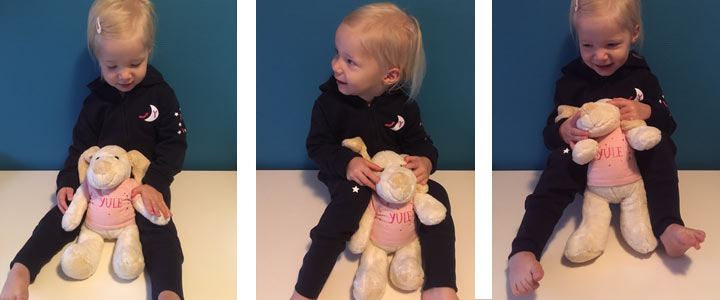 Babykleding en knuffel met eigen naam erop, zo lief