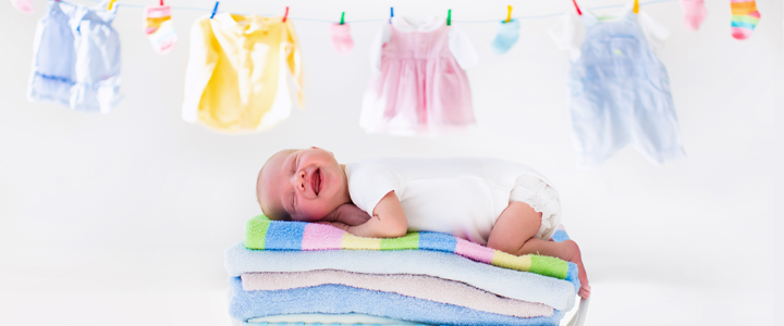 Babykleertjes wassen: bescherm de tere babyhuid tegen huidirritatie! Babykleertjes wassen drogen strijken babywas babywasmiddel