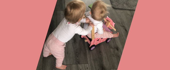 Wat heb ik het ontzettend druk met onze tweelingmeiden Wat heb ik het ontzettend druk met onze tweelingmeiden | KindjeKlein