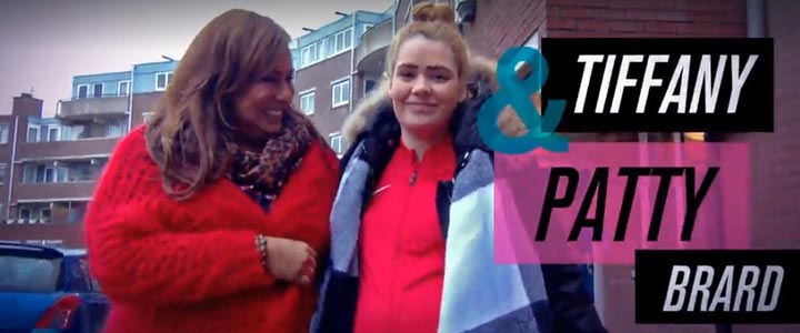 Contact met ziel foetus Oproep deelnemers vier handen op een buik