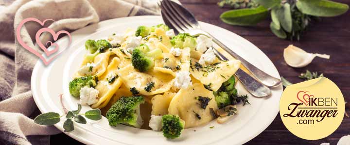 Healthy pasta met geitenkaas en avocado roomsaus