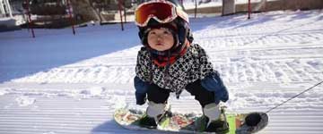 Baby van elf maanden oud kan al snowboarden - video | ikbenZwanger