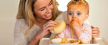 De wang van je baby eten geven De wang van je baby eten geven