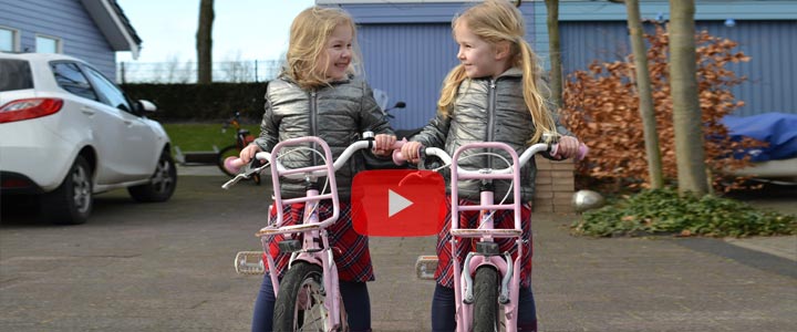 Begin met groentehapje De tweeling die leert fietsen