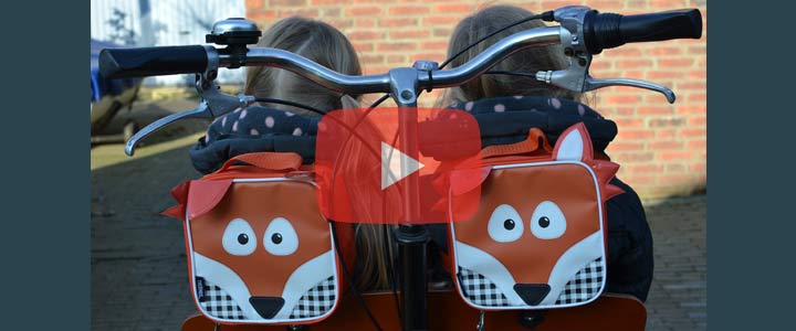 Saar en Suus worden 4 jaar en gaan naar de basisschool Saar en Suus worden 4 jaar en gaan naar de basisschool
