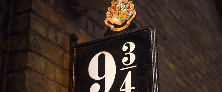 Officiële Harry Potter Merchandise Nemesis Now Harry Potter Ravenklauw Zweinstein Huis Beker - Officiële Collectible, Handgeschilderd, 19,5 Cm Hoog - Blauw En Zilver Harry Potter Beker